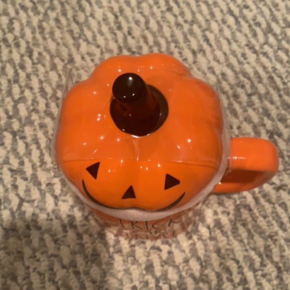 Brand New Rae Dunn TRICK OR TREAT Pumpkin Topper Mug - Picture 4 of 4
